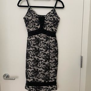 Lace dress with floral pattern and nude layer